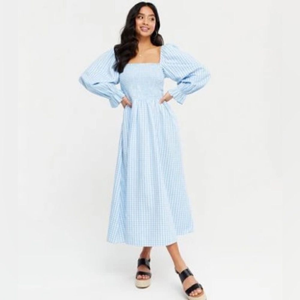 New Look Petite shirred textured midi dress in blue gingham - Picture 4 of 8